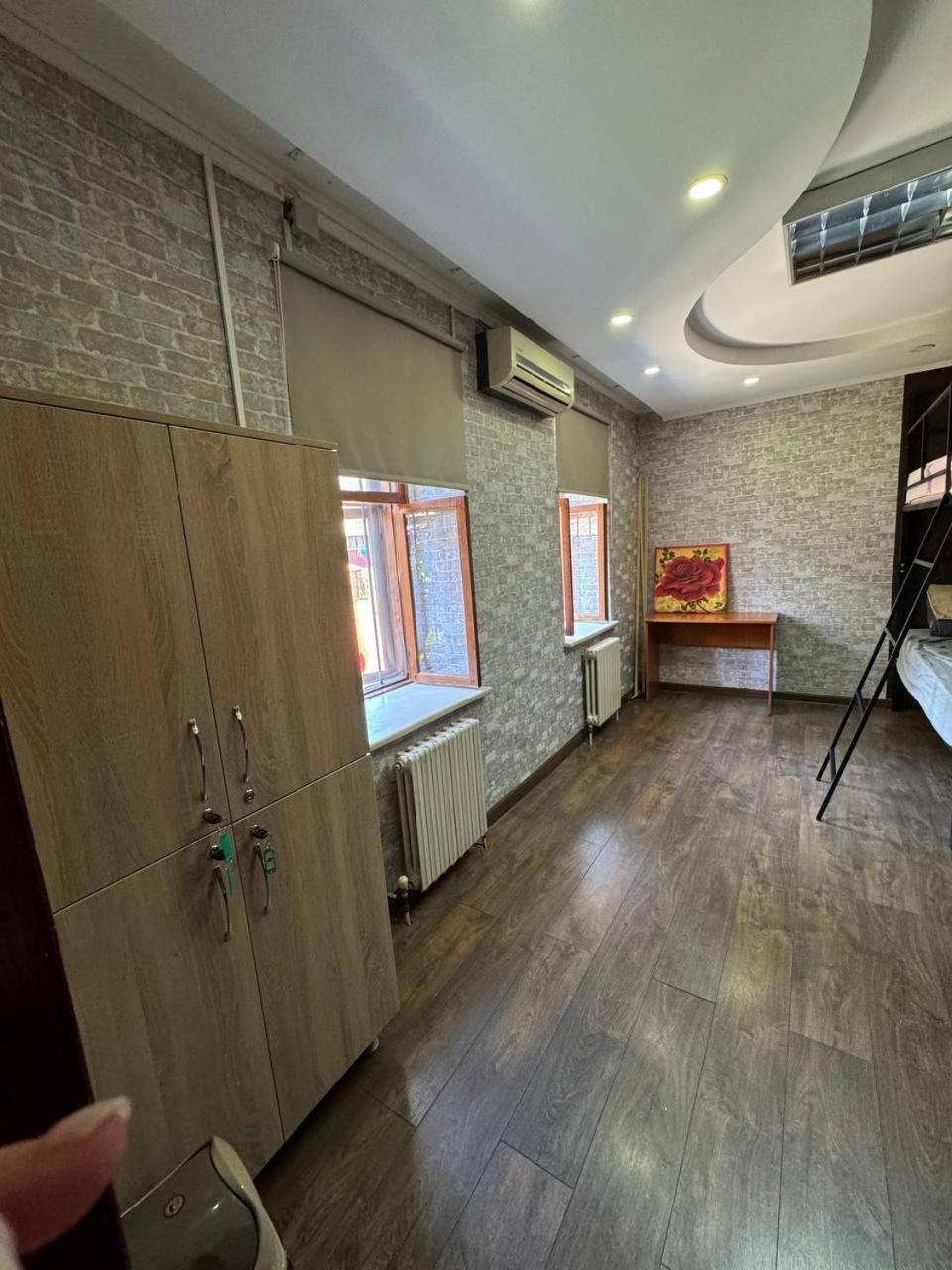 Friends Hostel คีชีเนา ภายนอก รูปภาพ