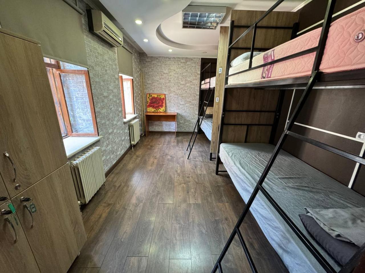 Friends Hostel คีชีเนา ภายนอก รูปภาพ