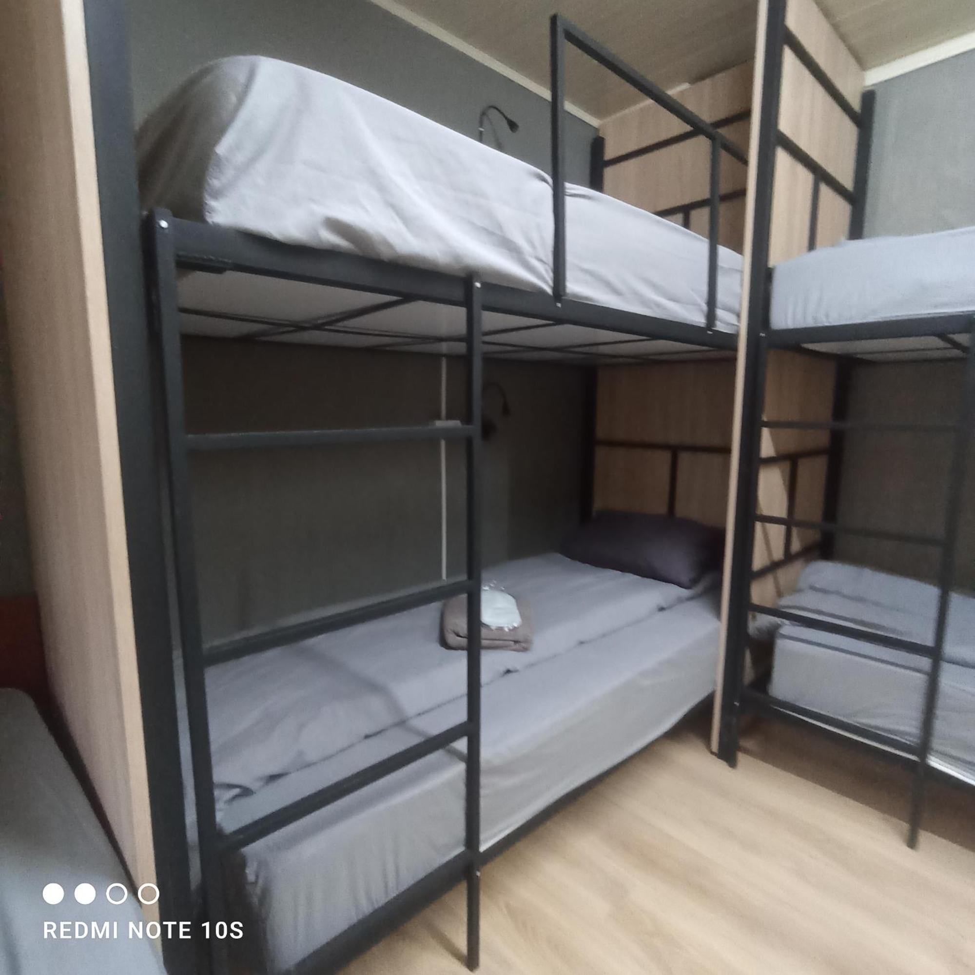 Friends Hostel คีชีเนา ภายนอก รูปภาพ