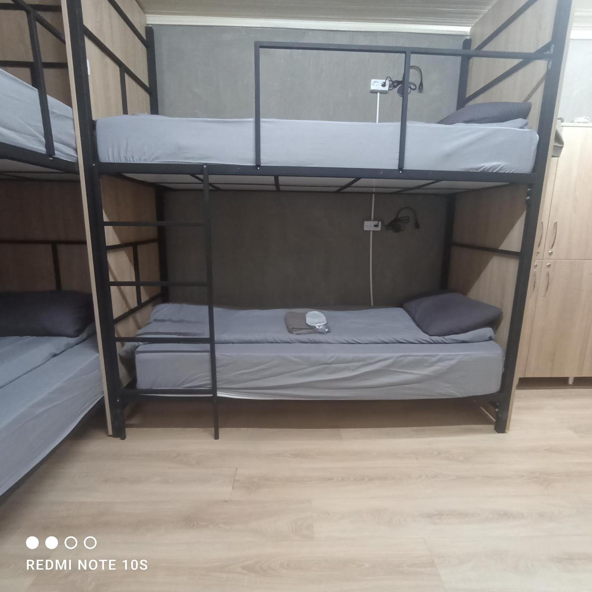 Friends Hostel คีชีเนา ภายนอก รูปภาพ